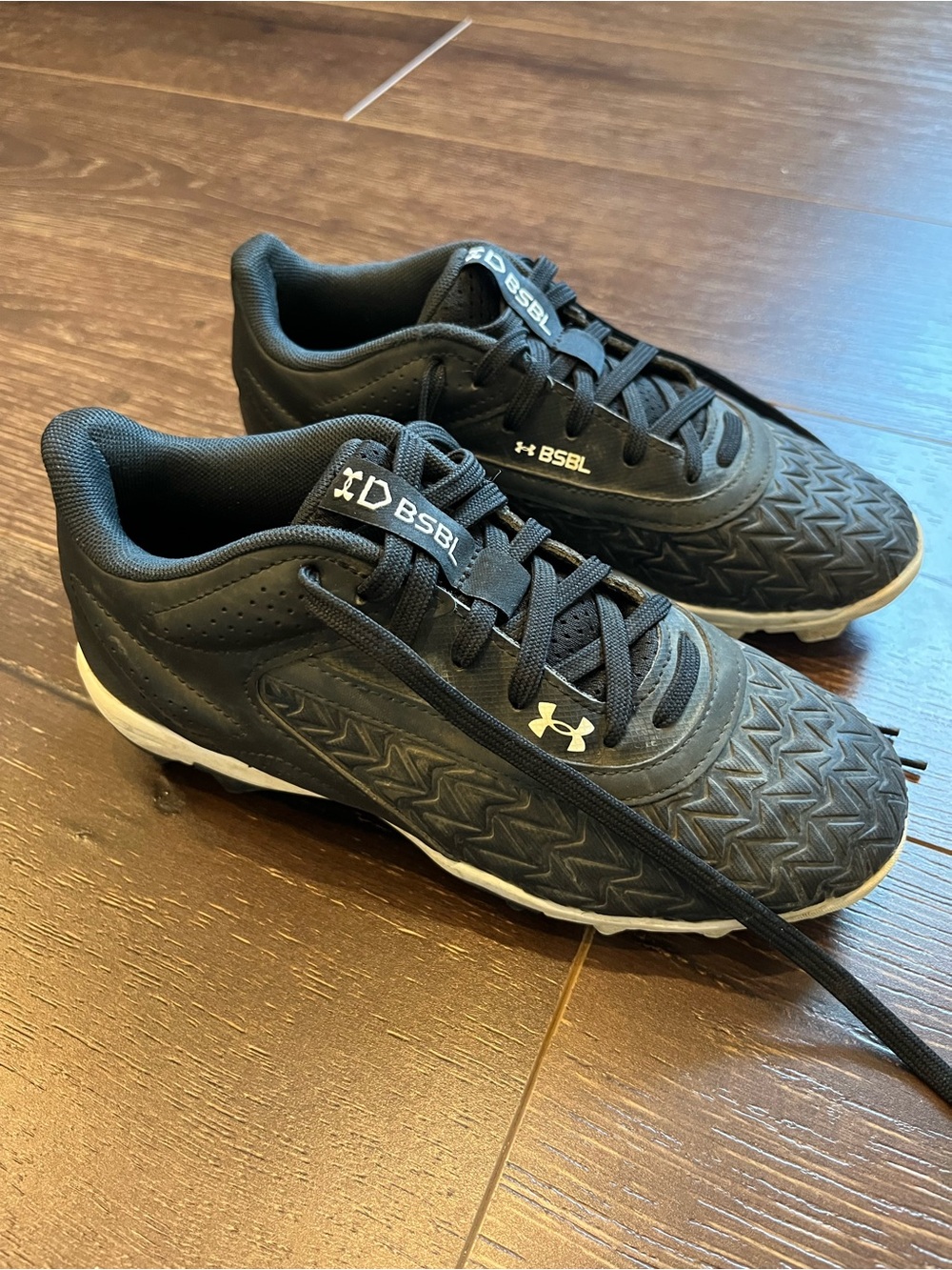Under Armour boys Black and White Kids' Athletic Sneakers baseball cleats